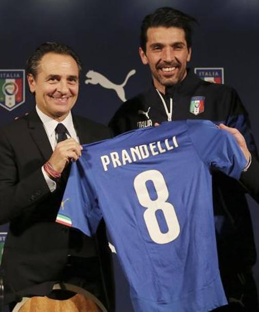Buffon e Prandelli con la maglia del ct... La numero 8. LaPresse